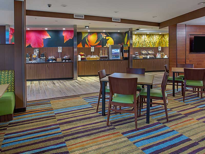 Fairfield Inn & Suites by Marriott Hotel in Tennessee - Breakfast Area and Seating